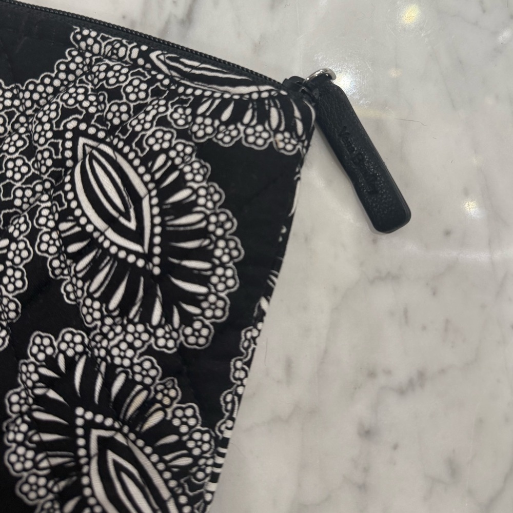 NEW Vera Bradley Black and White Quilted Paisley Makeup Bag - Picture 3 of 4